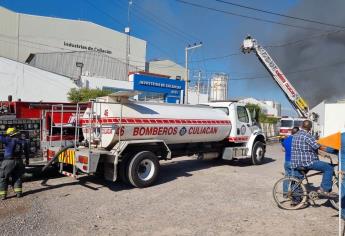 Una bodega de medicamentos quedó destruida durante un incendio en Culiacán