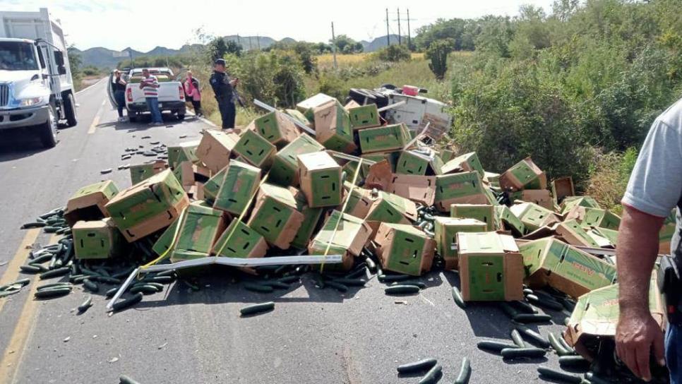 Tríaler cargado de pepinos termina volcado sobre la carretera Libre Mazatlán-Culiacán