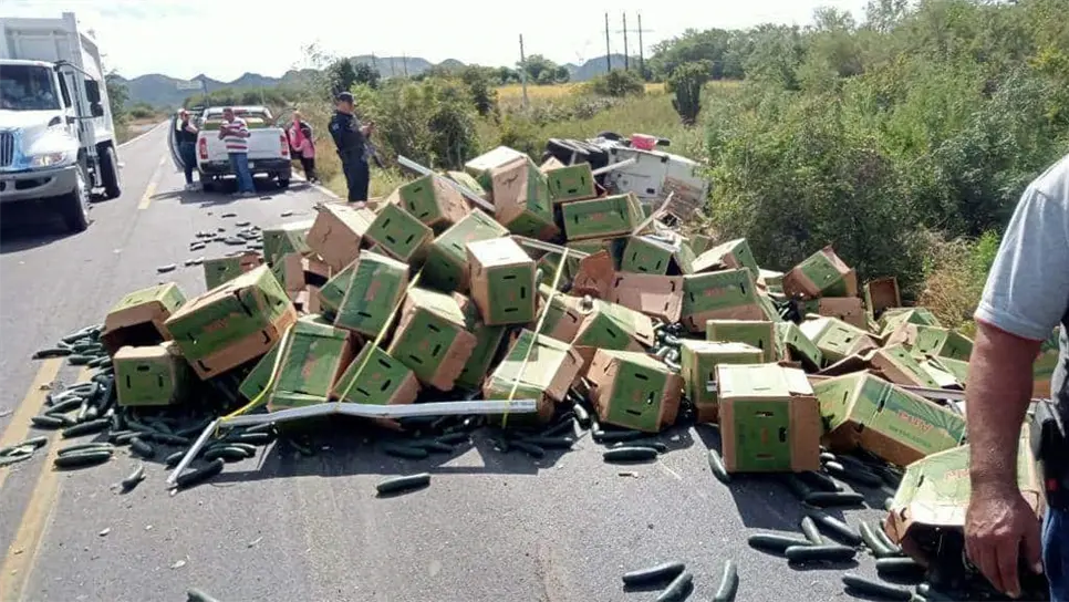 Así quedaron tiradas por la carretera las cajas de pepinos que transportaba el trailer que volcó. FOTO: Cortesía.