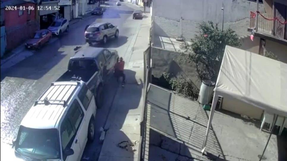 Pareja de policías le hace frente a sicarios en Tijuana tras emboscada |VIDEO