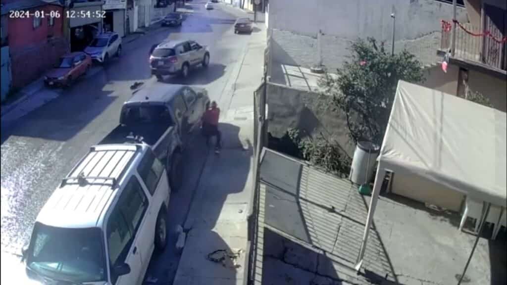 La pareja de policías al momento de enfrentarse al comando armado en Tijuana.