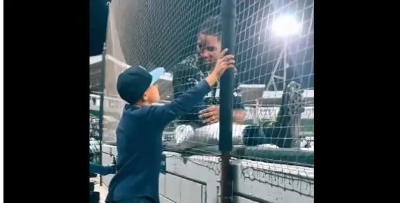 El niño al hablar con el pelotero dominicano en el Estadio Kuroda Park.
