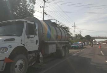 Cierran carretera en Mazatlán tras accidente entre pipa y camioneta