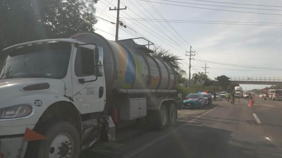 Cierran carretera en Mazatlán tras accidente entre pipa y camioneta