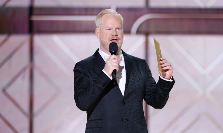 Comediante Jim Gaffigan bromea sobre Epstein en los Globos de Oro