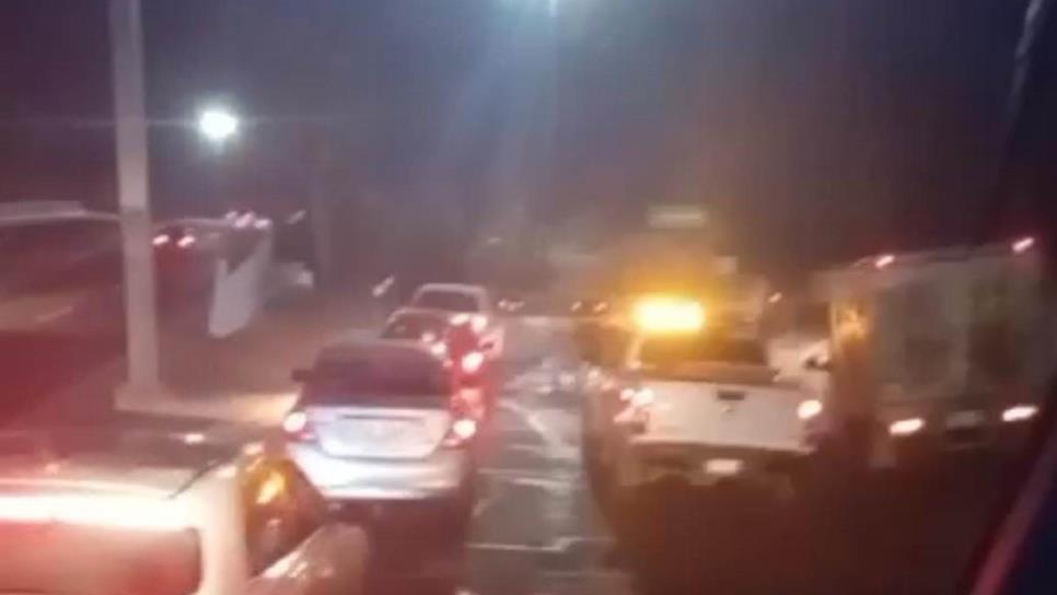 Vuelca camioneta con té en Culiacán; hubo rapiña de producto