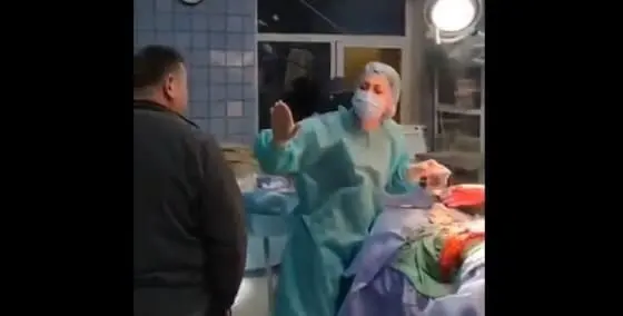 Personal médico realiza la cirugía al momento del impacto del misil.
