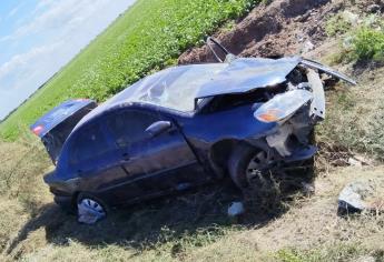 Vuelcan y dejan otro vehículo abandonado y destrozado, ahora en Corerepe, Guasave