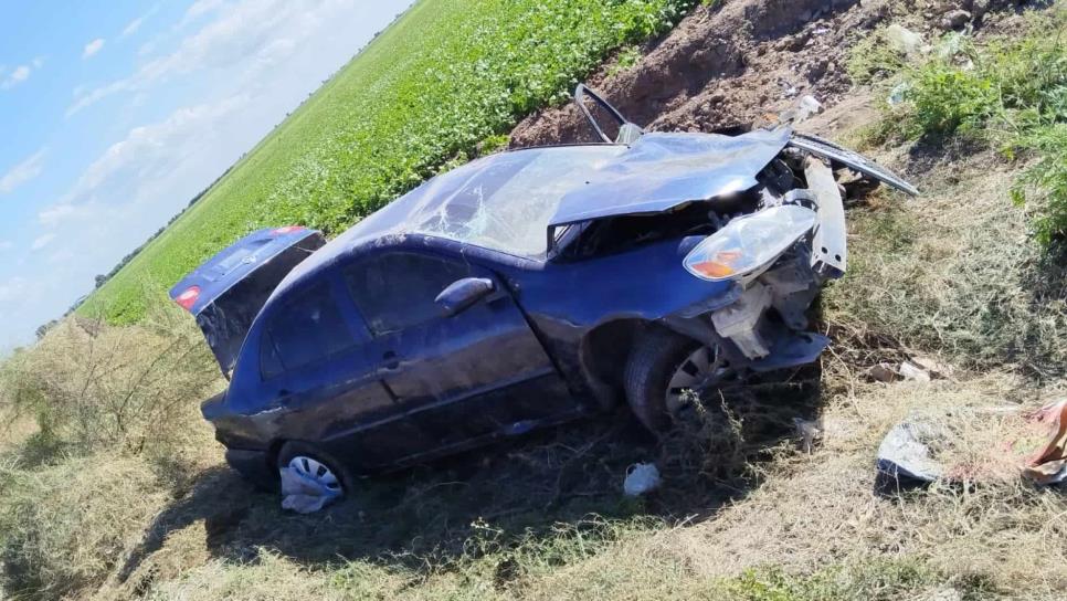 Vuelcan y dejan otro vehículo abandonado y destrozado, ahora en Corerepe, Guasave