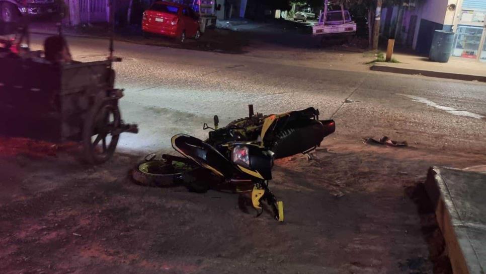 Motociclista se estrella contra una camioneta en Culiacán y termina con fuertes lesiones