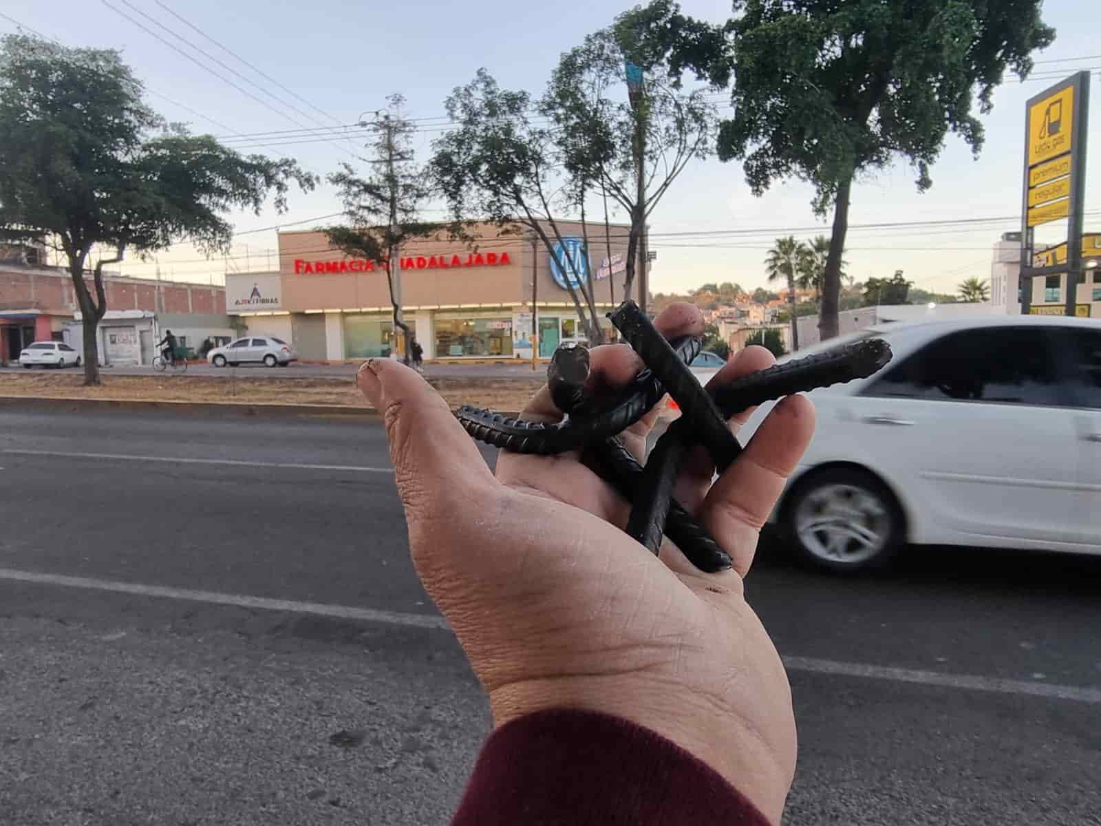 Los agentes de seguridad recabaron los datos y retiraron las poncha llantas de la zona.