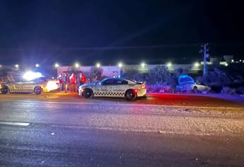 Autobús de pasajeros embiste a un automóvil frente al penal de El Castillo en Mazatlán