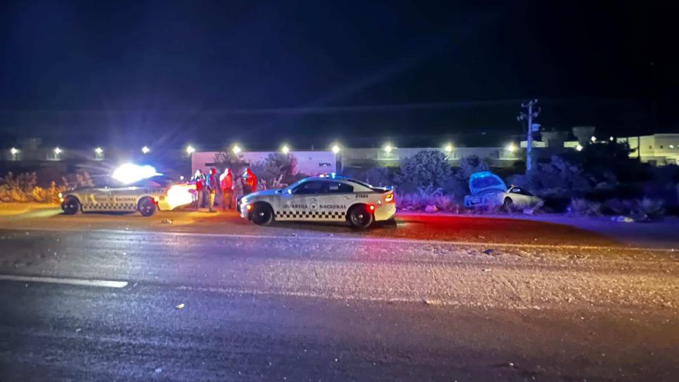 Autobús de pasajeros embiste a un automóvil frente al penal de El Castillo en Mazatlán