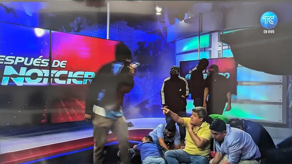 Los presuntos delincuentes al momento de ingresar a las instalaciones del canal y secuestrar al personal.