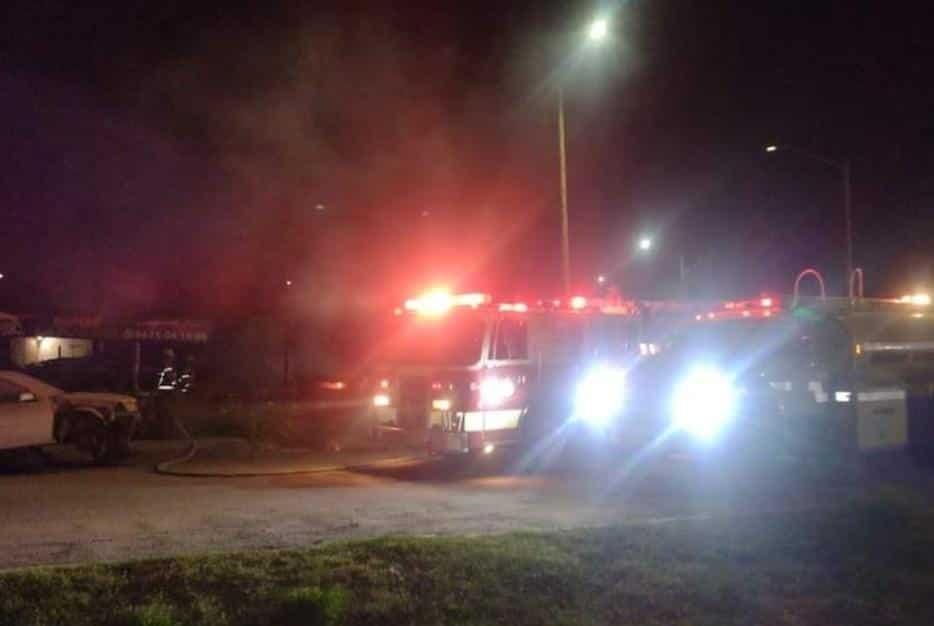 Vehículo se incendia en la colonia Lázaro Cárdenas, en Culiacán