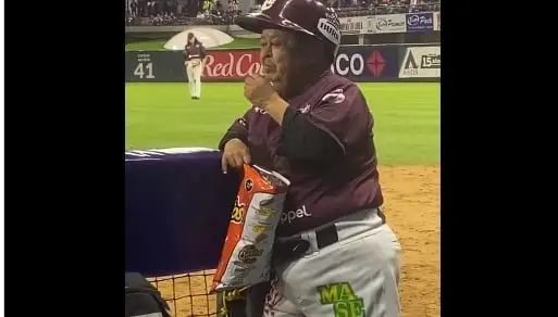 Tony Romero lo hace de nuevo, se come unos Cheetos en pleno partido |VIDEO Tony Romero lo hace de nuevo, se come unos Cheetos en pleno partido |VIDEO