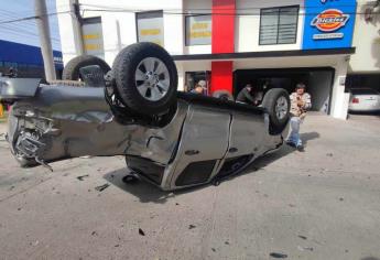 Señora se pasa un alto en Los Mochis; provoca volcadura y carambola: hay tres lesionados 