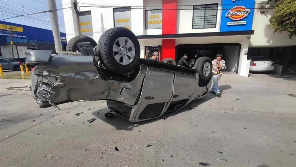 Cabe mencionar que el accidente quedó videograbado con las cámaras de seguridad de los locales ubicados en ese cruce.