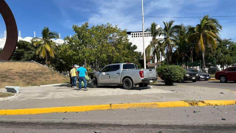 Aparatoso accidente vial deja una joven mujer herida en el fraccionamiento Estadio de Mazatlán