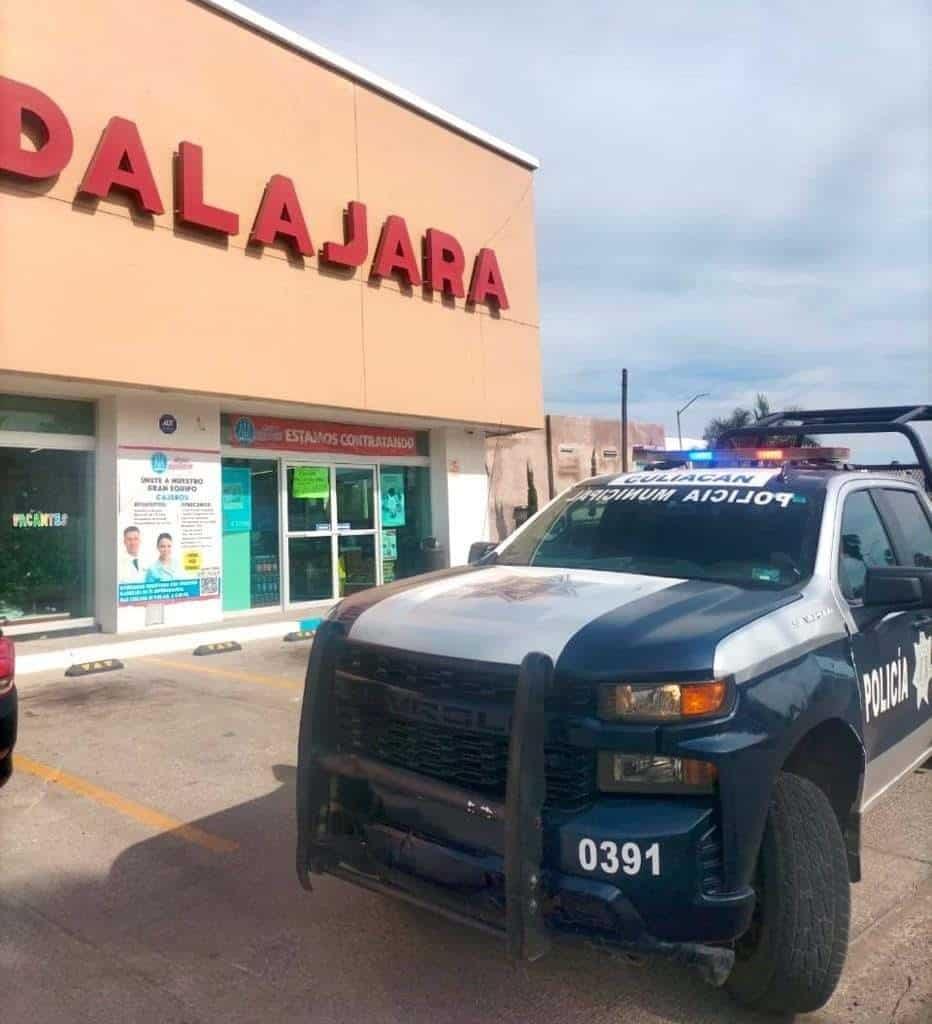 Despojan vehículo en la colonia San Rafael, en Culiacán 