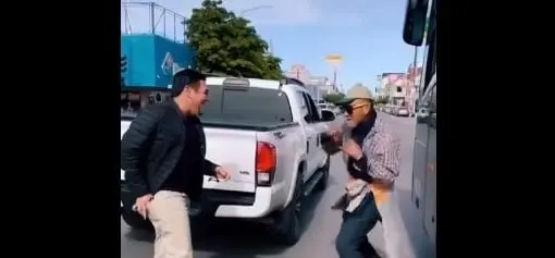 El «Travieso» simuló una pelea con la persona en una de las calles de Navojoa.