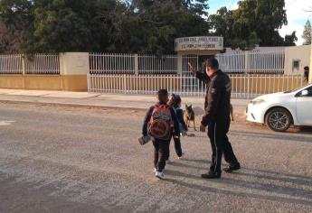 Padres ajustan horarios escolares por clima extremo en Guasave