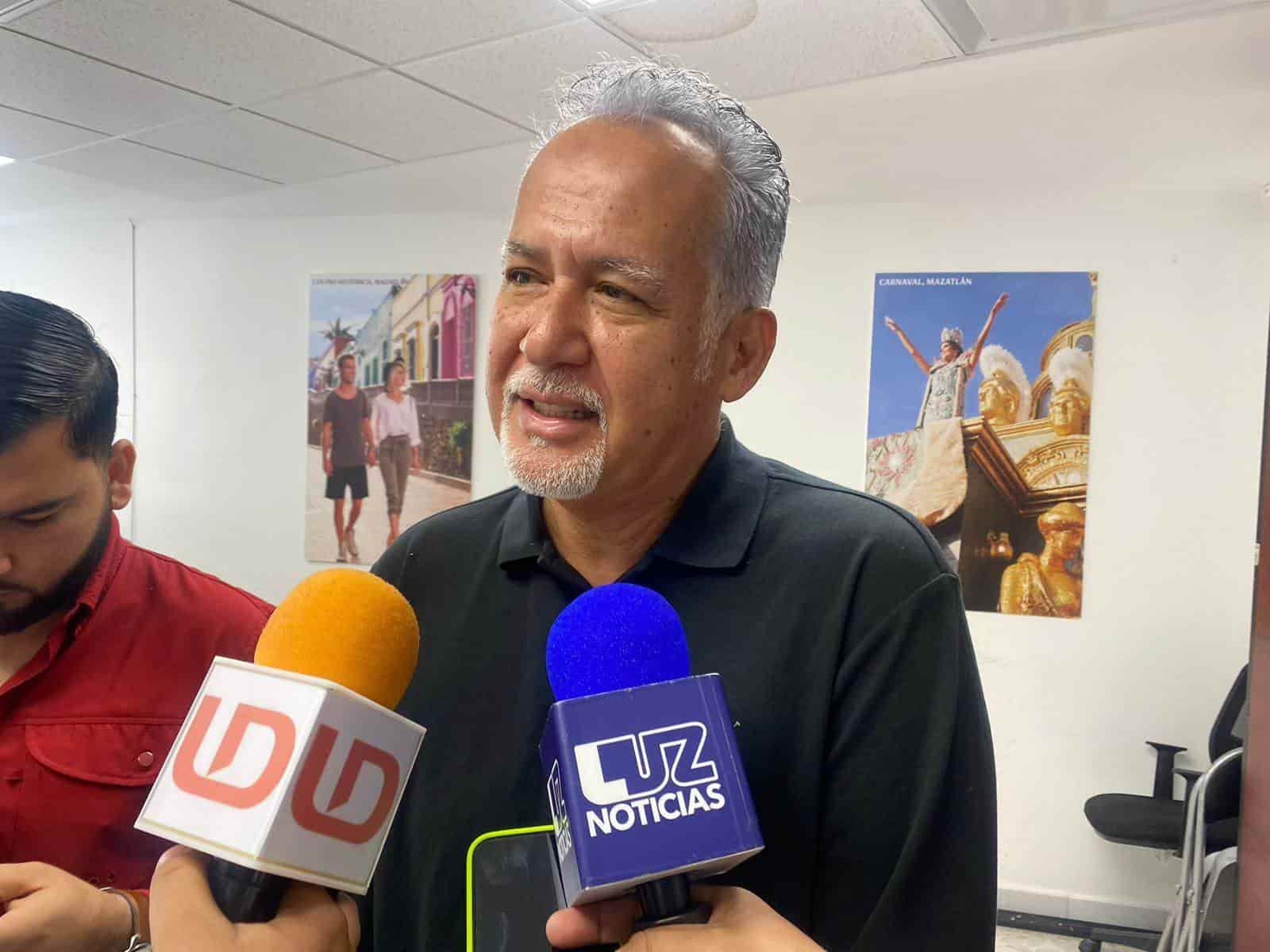 Agregó que no ha recibido petición de los padres de familia para solicitar ante SEPyC ajustes en los horarios de clases.