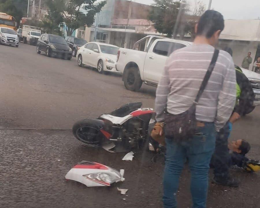 Conductor se pasa un alto y embiste a una joven en una motocicleta en el Centro de Los Mochis