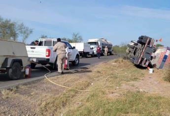 Vuelca pipa cargada con 35 mil litros de gasolina en Canal Lateral 18 de Ahome 