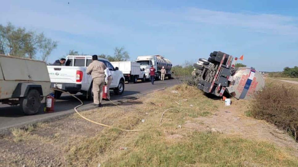 Vuelca pipa cargada con 35 mil litros de gasolina en Canal Lateral 18 de Ahome 