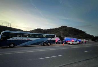 Autobús embiste a camioneta en la entrada de Mazatlán