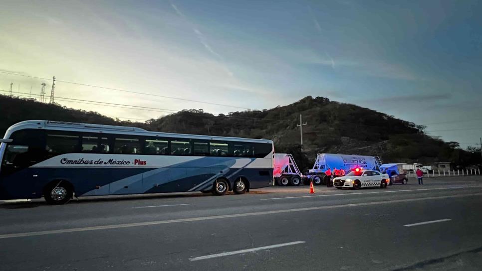 Autobús embiste a camioneta en la entrada de Mazatlán