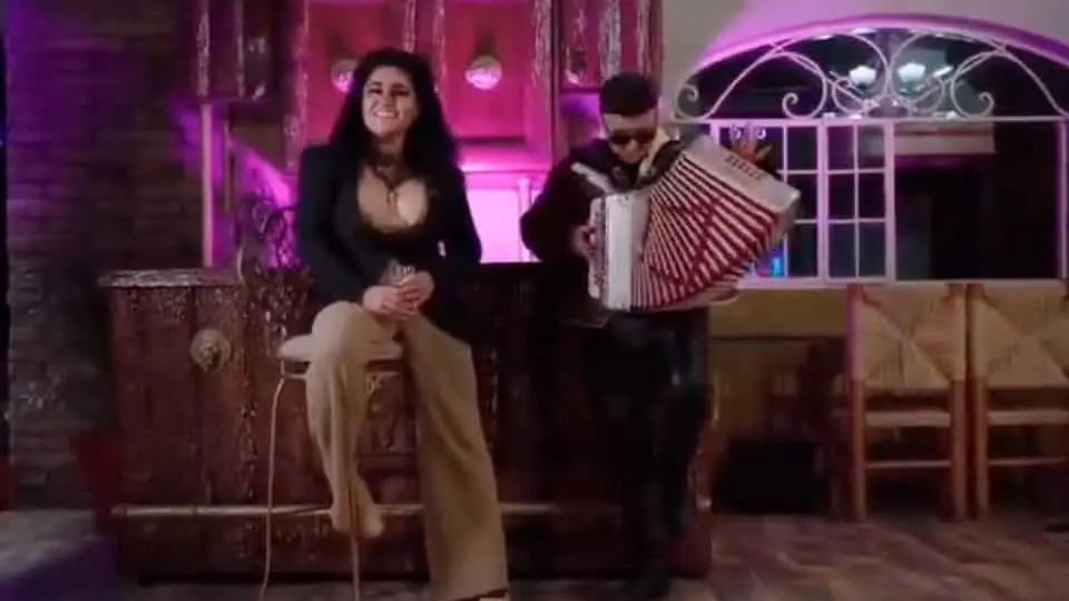 La exfuncionaria participó en el video cantándole su corrido.