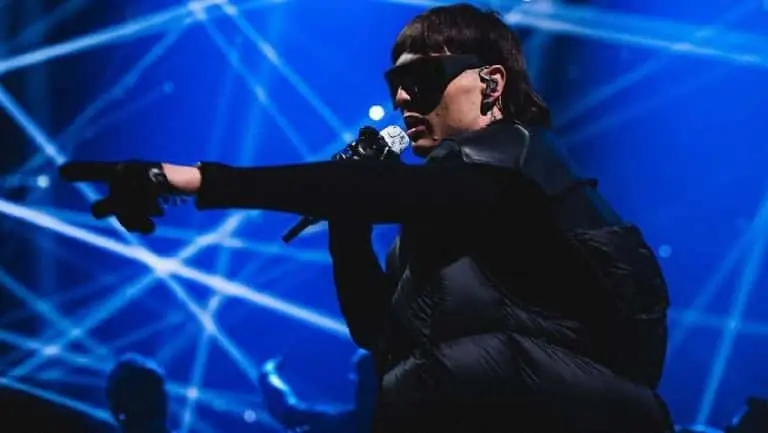 El cantante mexicano puede quedar fuera del festival por sus canciones.