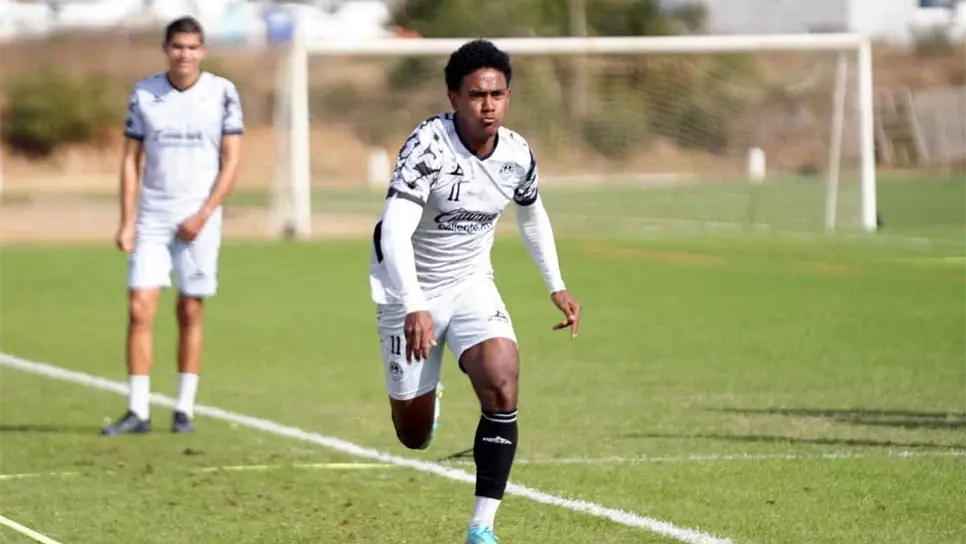 os mazatlecos saltarán al terreno de juego con su indumentaria local en color morado con negro.