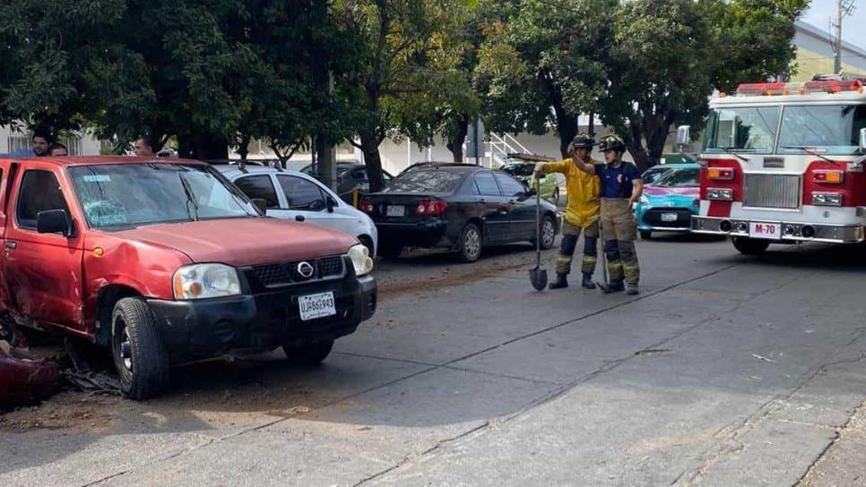 Choque de tres vehículos deja dos personas heridas en Mazatlán