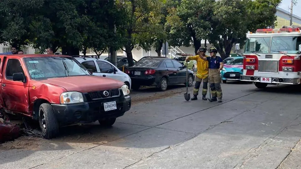 Choque de tres vehículos deja dos personas heridas en Mazatlán. | FOTO: Alfredo Juárez.