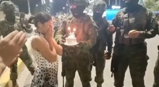 La jovencita al momento de ser sorprendida por los soldados al festejar sus XV años.