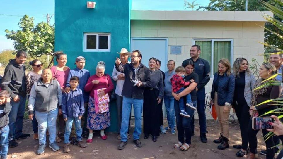 Gámez Mendívil entrega 26 viviendas y techumbre en la sindicatura de Emiliano Zapata