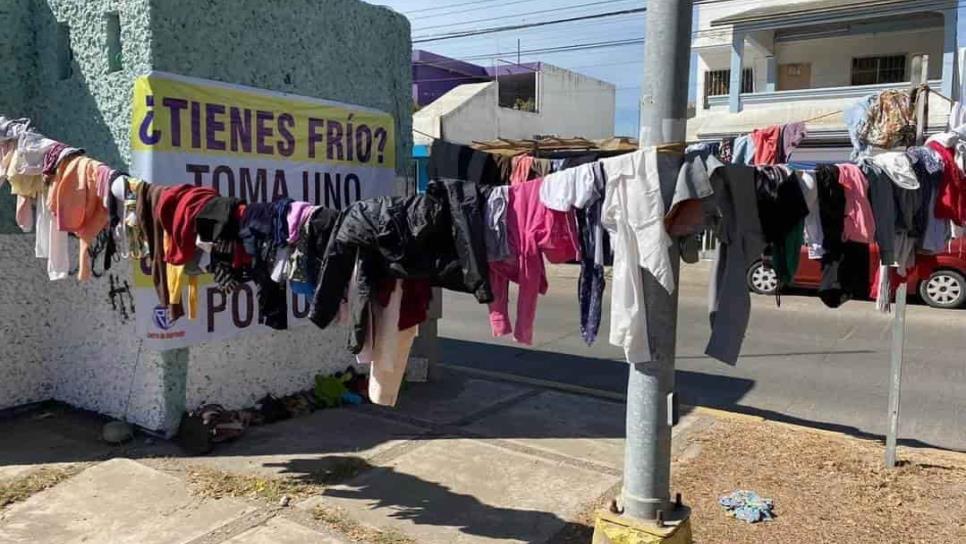 En Mazatlán colocan tendedero de suéteres, para mitigar el intenso frío