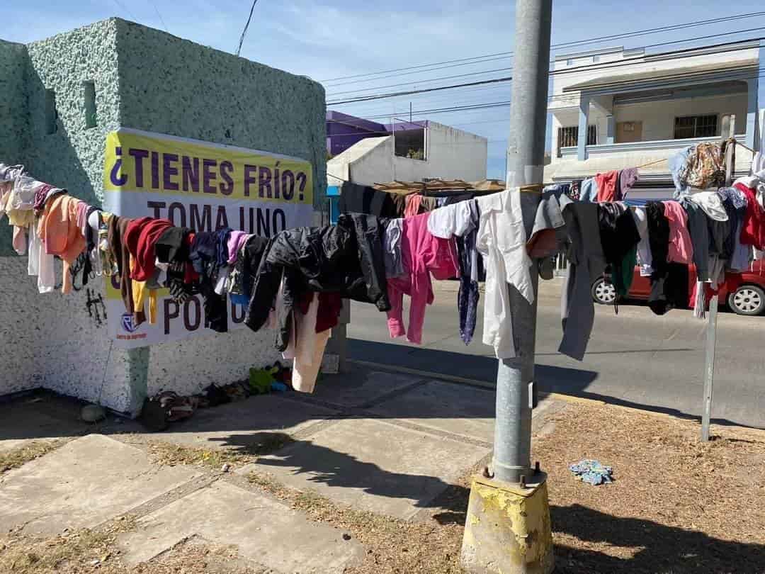 En Mazatlán colocan tendedero de suéteres, para mitigar el intenso frío.