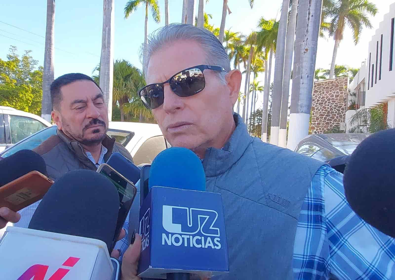 Agregó que han mantenido diversos diálogos en torno al tema, ya que él también saldrá de la administración para contender por la reelección; sin embargo, aún no hay propuestas concretas.