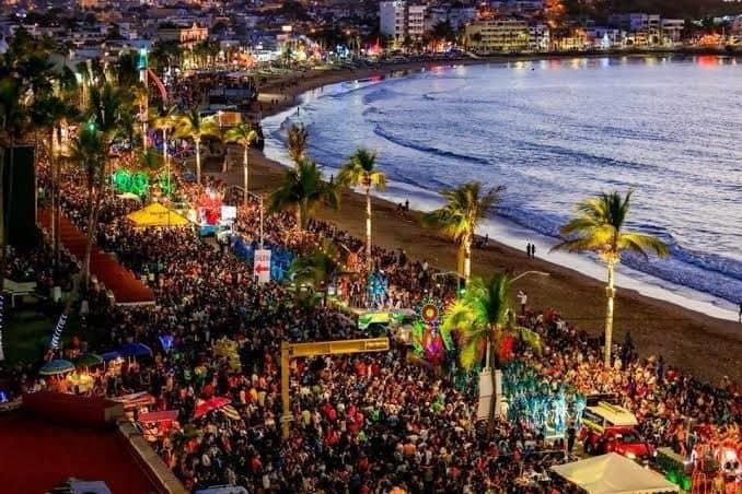 Hoteles ofrecen desayunos y asientos a huéspedes para ver el desfile del Carnaval de Mazatlán