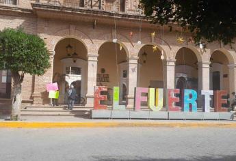 Autoridades de El Fuerte llegan a un acuerdo con Elizabeth, la mujer policía; ella levanta la huelga de Palacio Municipal