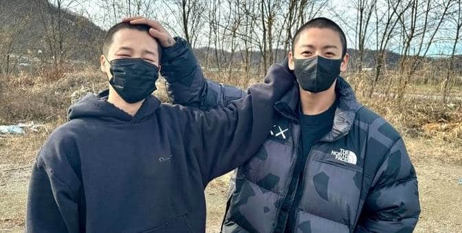 Los integrantes de BTS lucen su nuevo look en el ejército coreano.