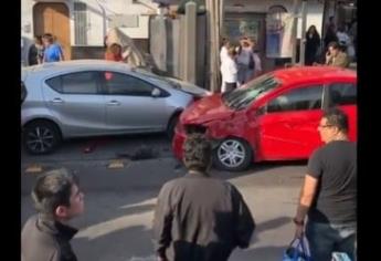 Impresionante choque de vehículo con metrobús en la CDMX |VIDEO