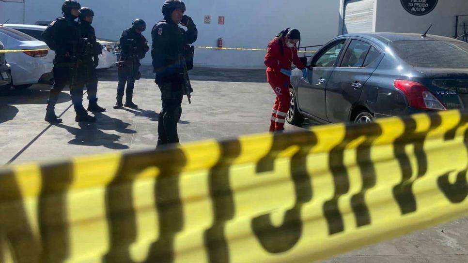 Asesinan a balazos a un hombre en estacionamiento de conocido restaurante en Culiacán