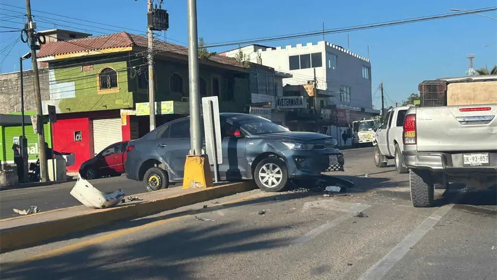 Las autoridades de Tránsito Municipal tomaron control de la situación para llevar a cabo el levantamiento del parte vial y determinar las responsabilidades en este incidente.