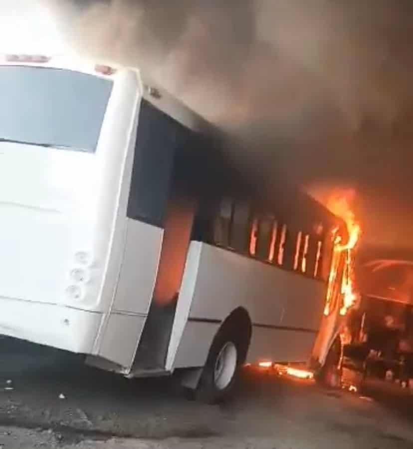 Se incendia camión urbano en taller mecánico de Mazatlán