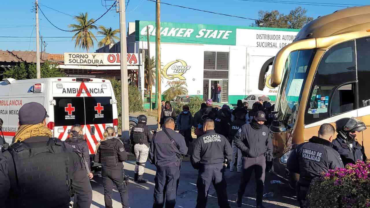 La riña entre autoridades y migrantes fue breve, calmándose rápidamente. Las familias decidieron continuar a pie por la Carretera Internacional México 15.